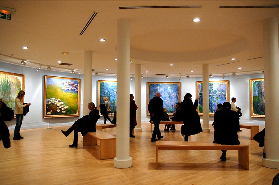 モネの作品は、地下のギャラリースペースに展示されている。日本語オーディオガイドもあるので活用してみては (3ユーロ) 。
