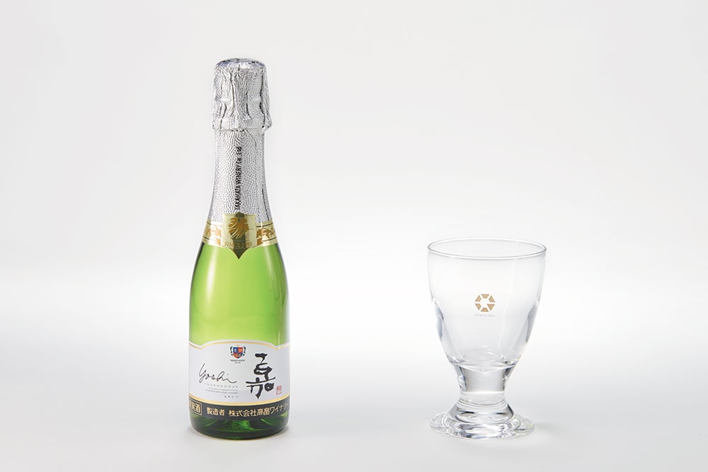 東京ステーションホテルのシェフソムリエが監修したワインが楽しめる。※グランクラス(飲料・軽食なし)利用の場合、提供はありません。