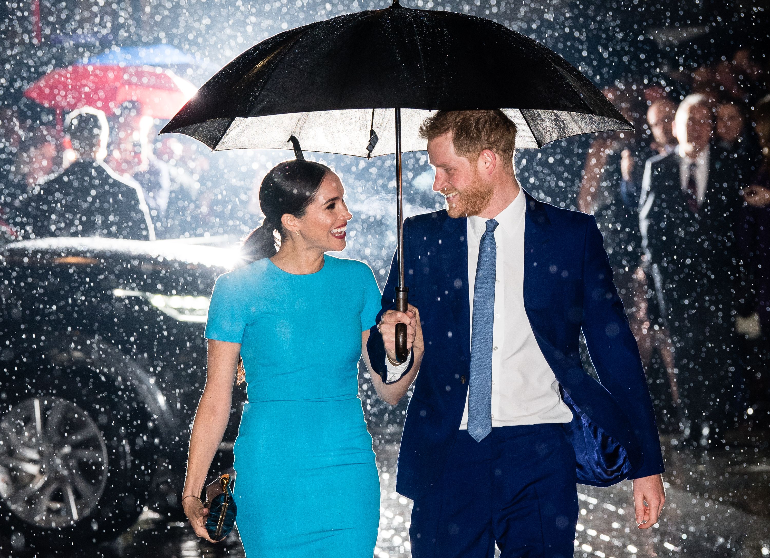 雨の中見つめあうヘンリー王子とメーガン妃 ©getty