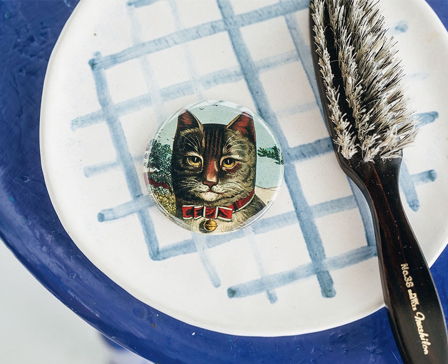 JOHN DERIANのポケットミラー「COUNTRY CAT CLOSE UP」。φ5.5cm 2,420円／FEELSEEN