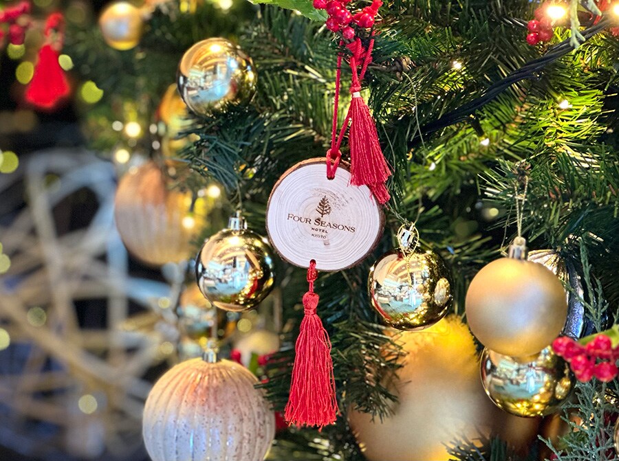 【フォーシーズンズホテル京都】 平安時代から続く名庭とクリスマスツリーが溶け合う風景 | ホテルのクリスマスツリー | 写真 | 3枚目