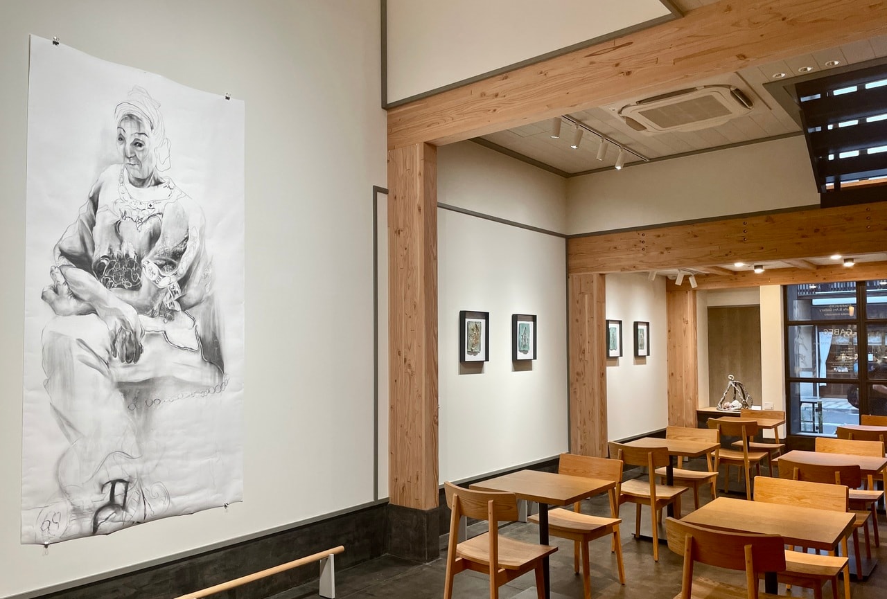 店内の随所に作品が展示されています。