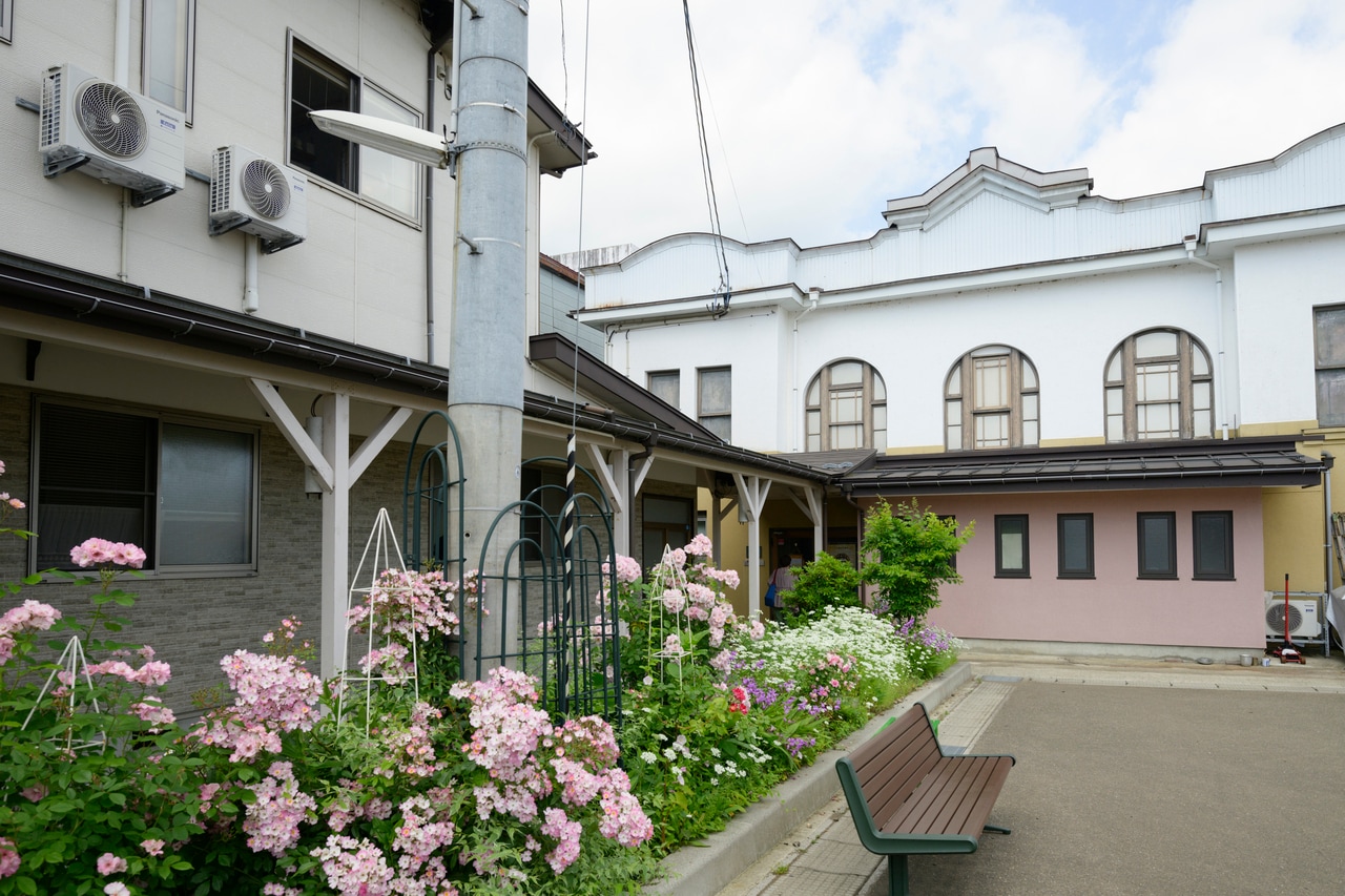 現役で営業している映画館としては日本最古級といわれ、当時の趣を残す木造2階建ての建物は、国の登録有形文化財や近代化産業遺産にも指定されています。