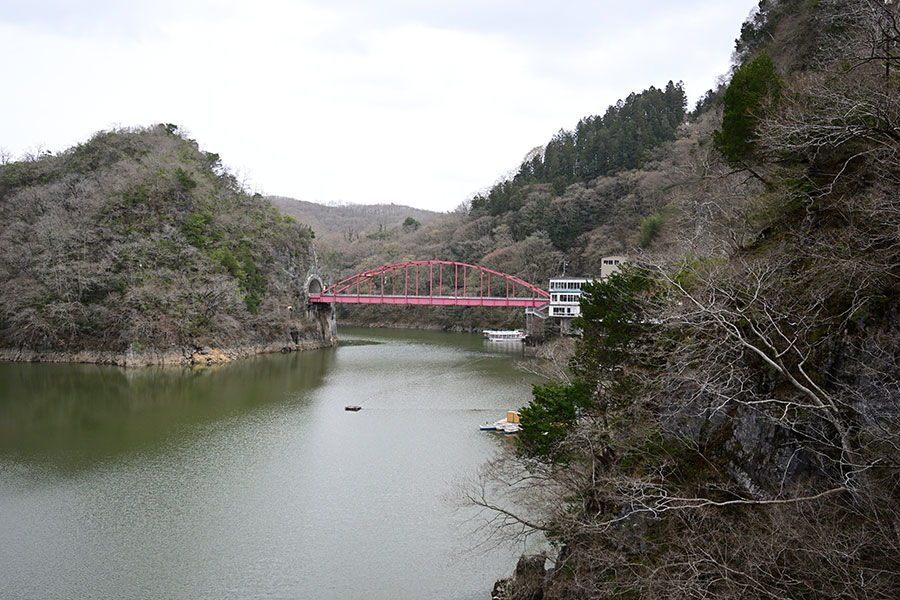 赤い新龍橋が湖面に映える様子はまさに絶景。