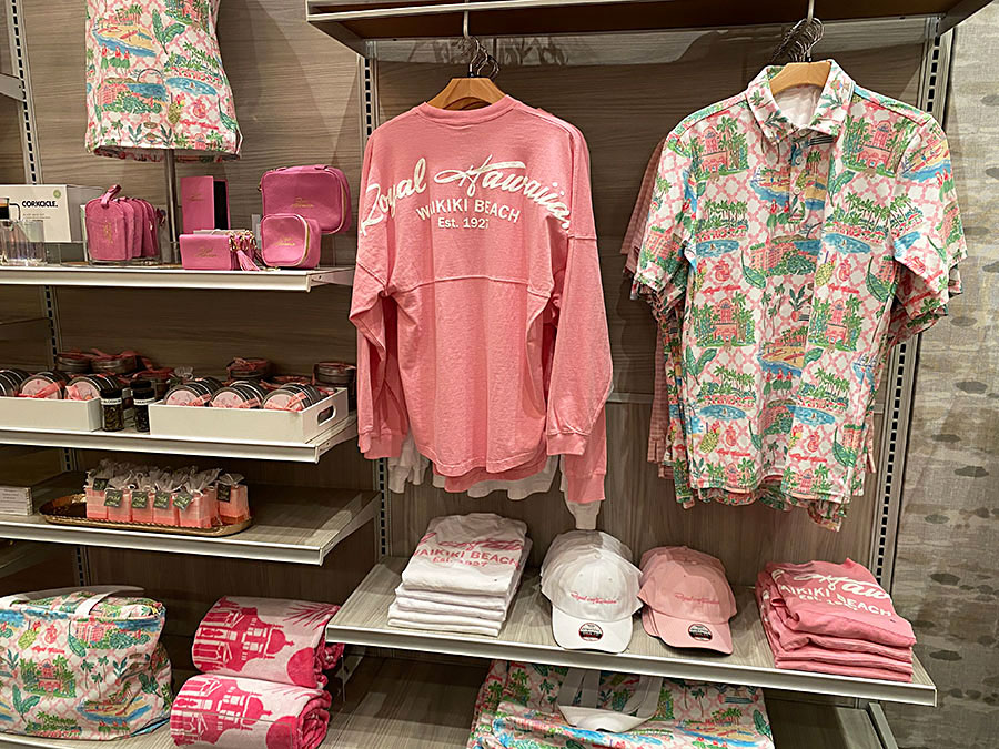 大きなロゴが背中に入ったシャツも定番人気。ロゴショップでは常に新商品が出ているので、ゆっくり店内をチェック。
