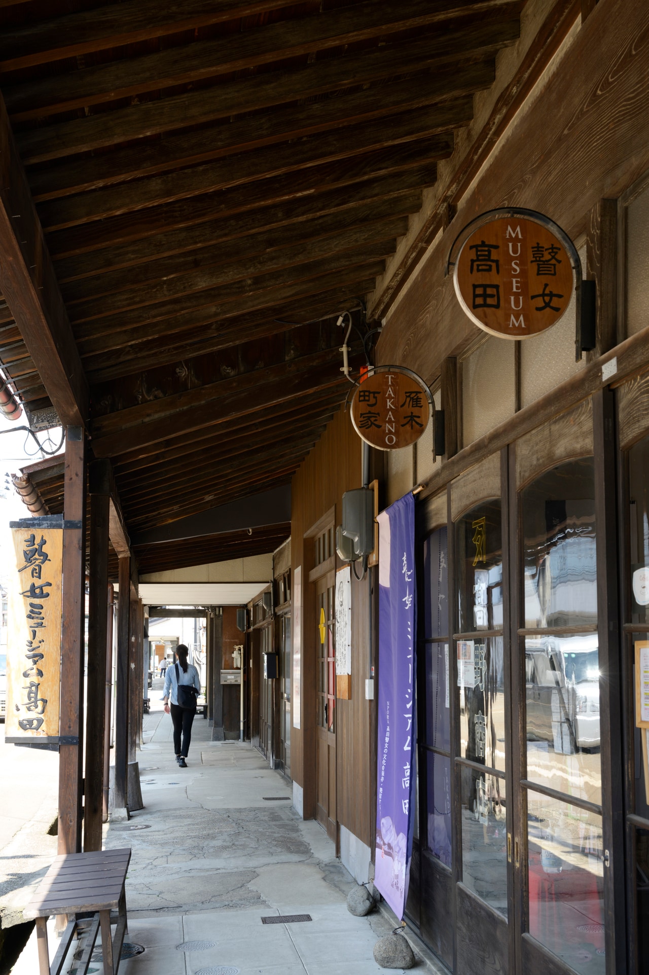 高田の雁木通りは、現在、アーケードを含めて総延長15kmほどあり、その長さは日本一だそう。