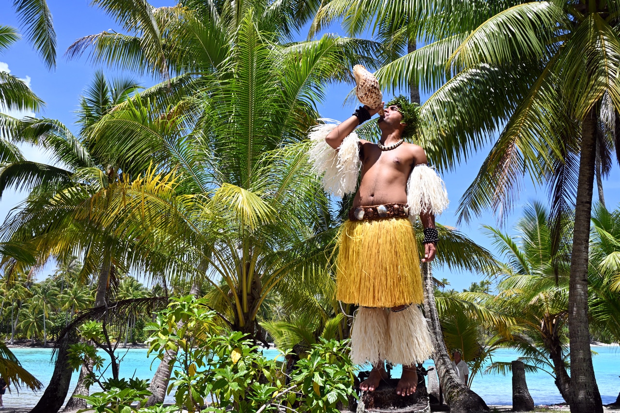 タハア沖の無人島を貸し切りに！　伝統的な衣装でウェディングの演出も。