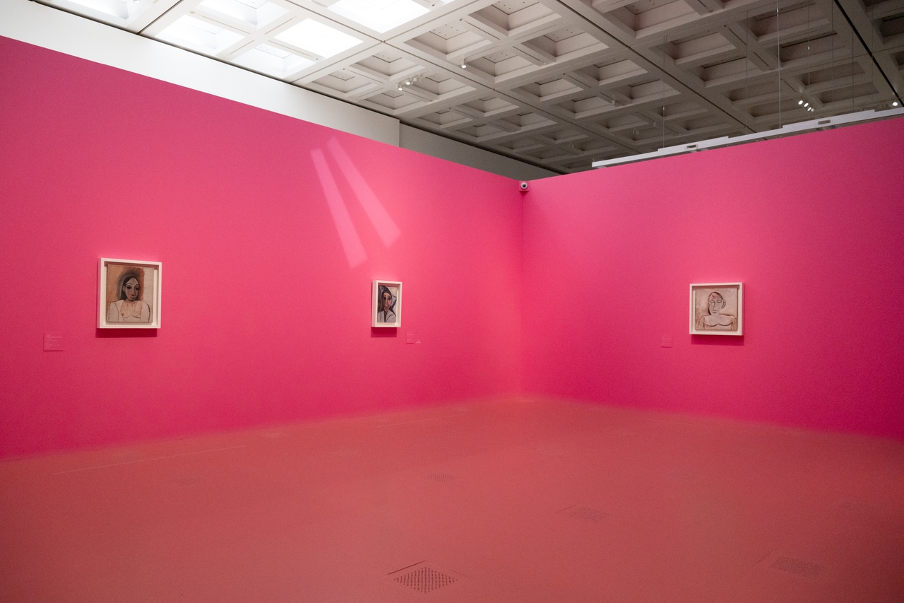 「ピカソ meets ポール・スミス 遊び心の冒険へ」 国立新美術館 2026年 展示風景。