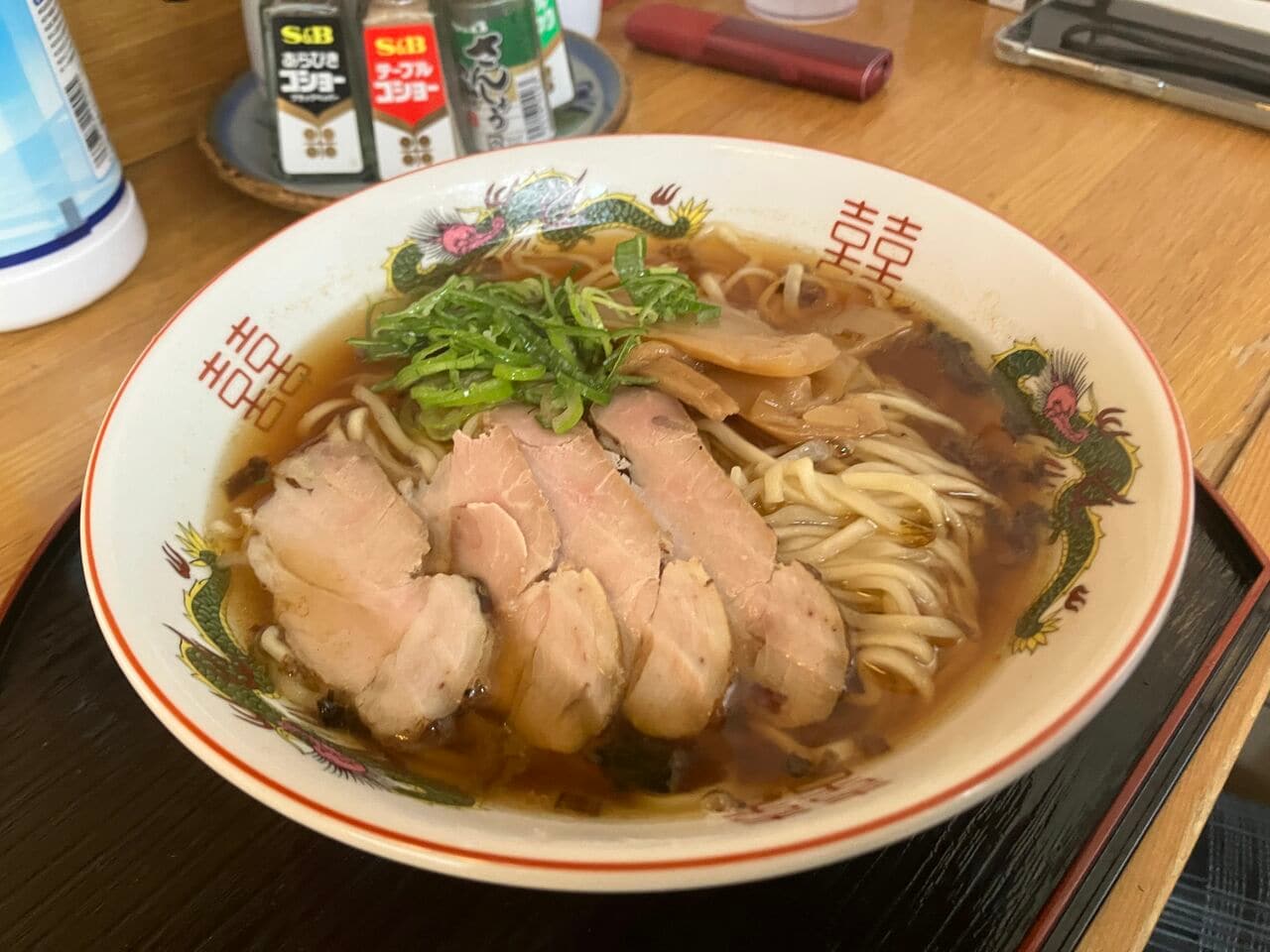 肉を半分だけのせた「ラーメン」もうまかった