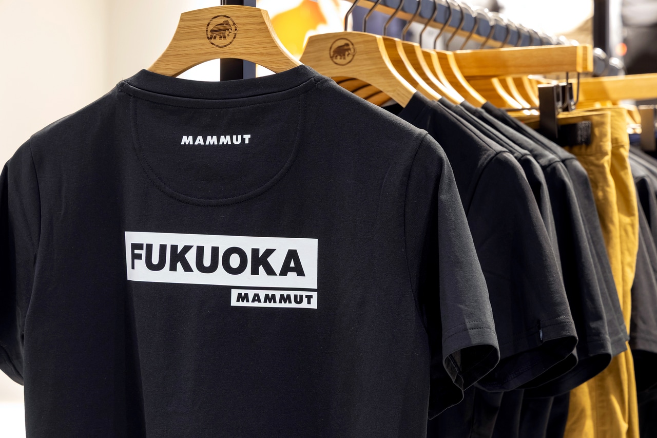 「マムート 福岡天神」限定のTシャツも販売。