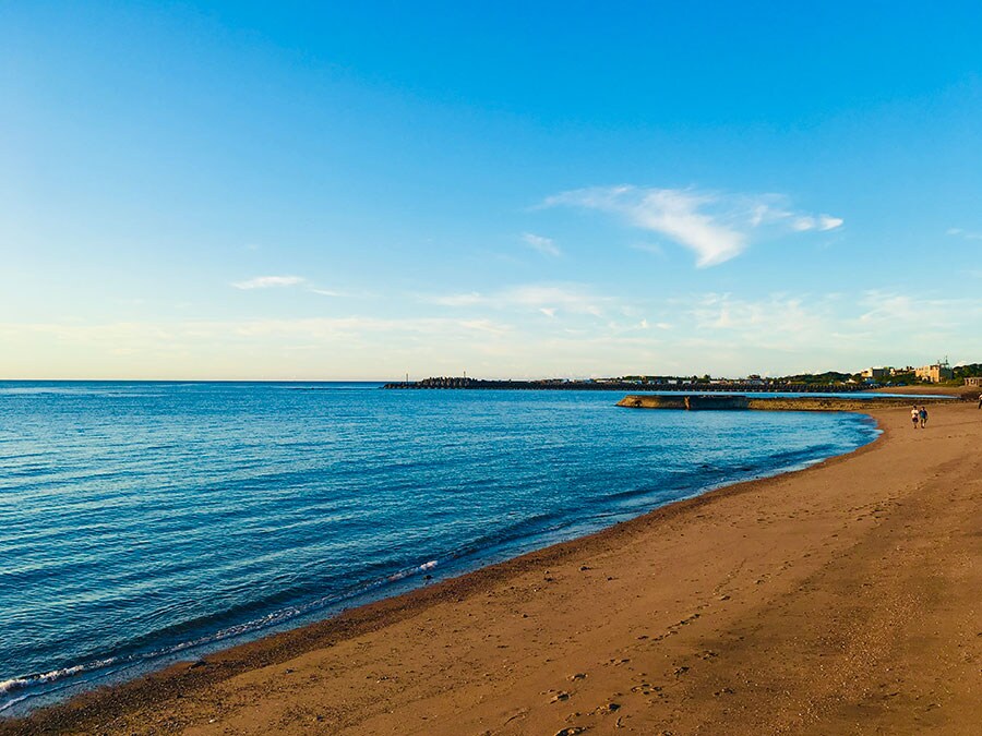 台湾のビーチは岩場が多いのですが、「淺水湾」は長い砂浜を有する貴重なビーチ。夏は観光客が多く訪れるスポットです。