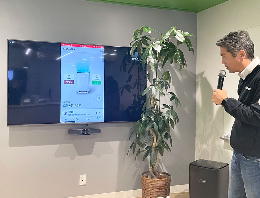 セミナーでのデモンストレーションの様子。モニターに映し出されているのは、クラーラの稼働状況を表示したアプリ画面。汚れを検知するとクラーラは自動的にパワーアップし、瞬く間に空気を浄化します。