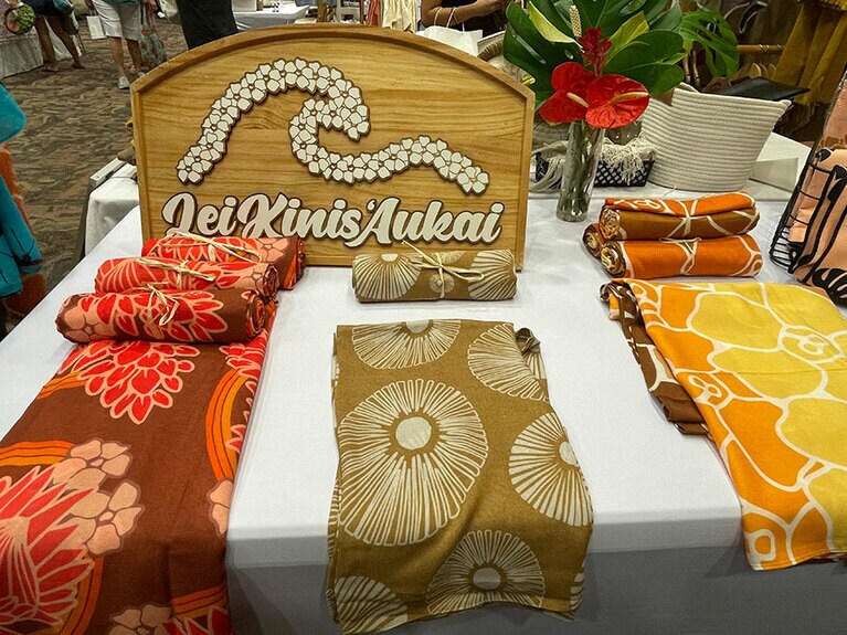 「レイ・キニス・アウカイ」の、ハワイの花などをデザインしたパレオ。