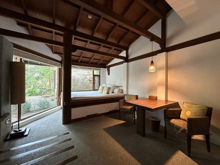 奥には食事もできるリビングとデイベッドの部屋がある。