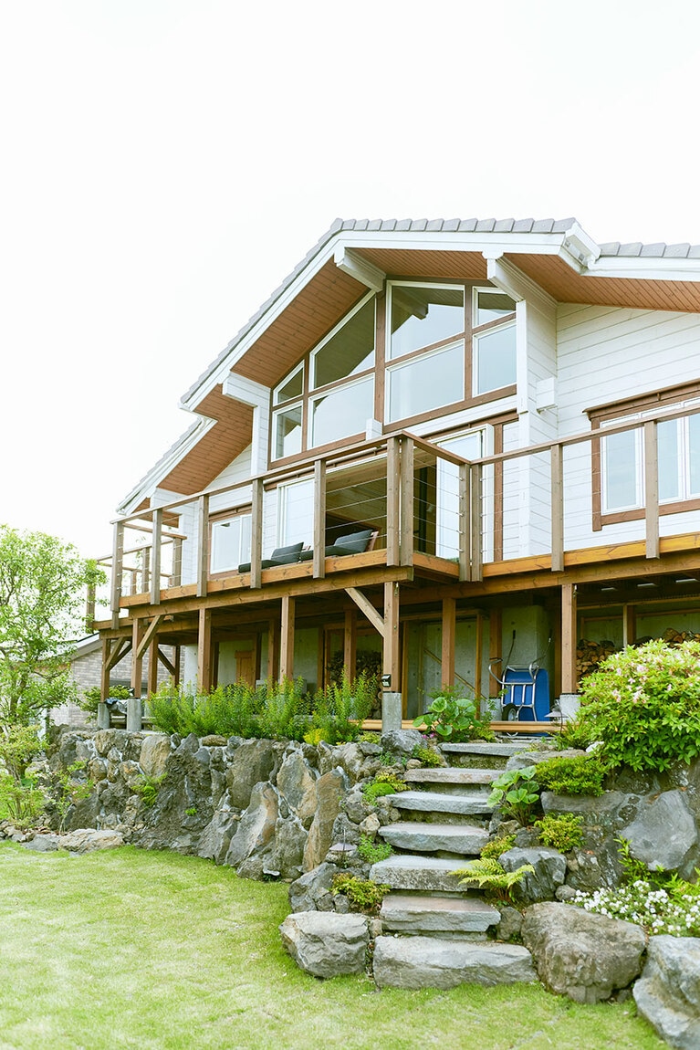 テラスの下には広い庭。2週に1回芝を刈ったり、あっという間に藪のように生い茂る庭木の手入れをしたりと、ここに来ると庭仕事も楽しみのひとつ。