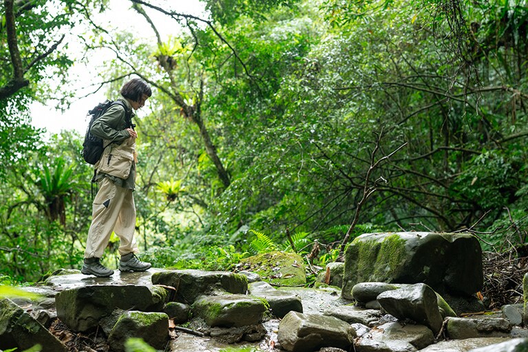 アウトドアな着こなしの洗練度をアップしてくれる。TARGHEE IV MID WP 24,200円／キーン（キーン・ジャパン）ベスト 41,800円／ノルディスク（NORDISK APPAREL）、シャツ 13,200円／グラミチ（インス）、インナータートル 10,450円／リノ（グッドスタンディング）、パンツ 35,750円／パストルノヴァ、カメラ／本人私物、バックパック／スタイリスト私物