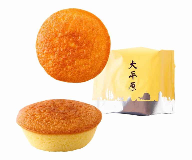 北海道産バターをふんだんに使用したマドレーヌ。「大平原」4個入 560円／六花亭