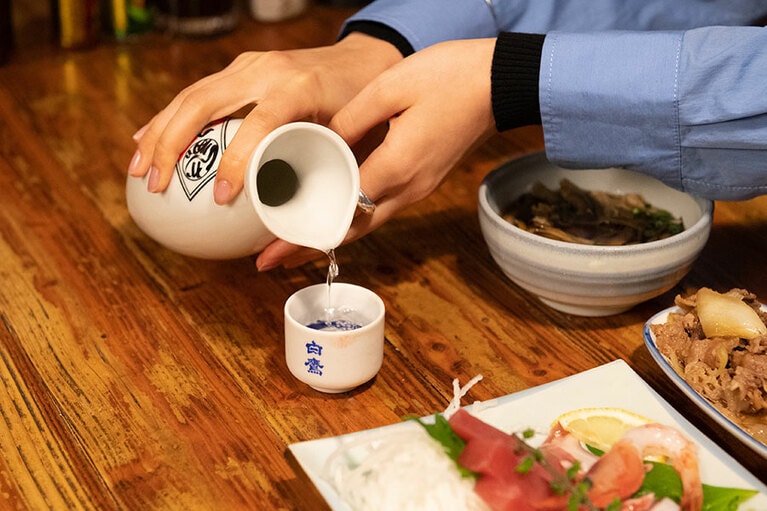 全国有数の酒処、灘の「白鷹」。全国の酒蔵で唯一の伊勢神宮の御料酒(毎日御前に供えられる清酒)献上蔵で、料理の美味しさを引き立たせ、なおかつ洗練された味とふくよかな香りが特徴の日本酒。熱燗でいただきます。