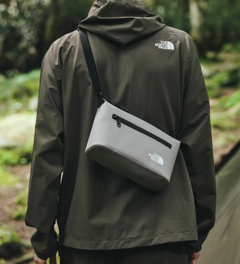 Fieludens® Cooler Pouch　9,350円。容量約3Lのポーチ型のクーラー。350ml缶を3本収納することができ、フロントには小物類を収納できるポケットが付くので、キャンプ中の散策時や野外フェスでの使用に最適。素材には600デニールポリエステル（ポリウレタンコーティング/TPUラミネーション)生地を採用し、防水性と耐久性も優れている。