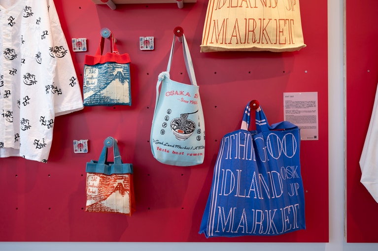 ニットバッグでなんと70kgの耐荷重。これには担当者の下間さんも「こんな強度のニットバッグは他に知らない」と絶賛。真ん中のラーメンデザインも可愛い！　万博限定品。