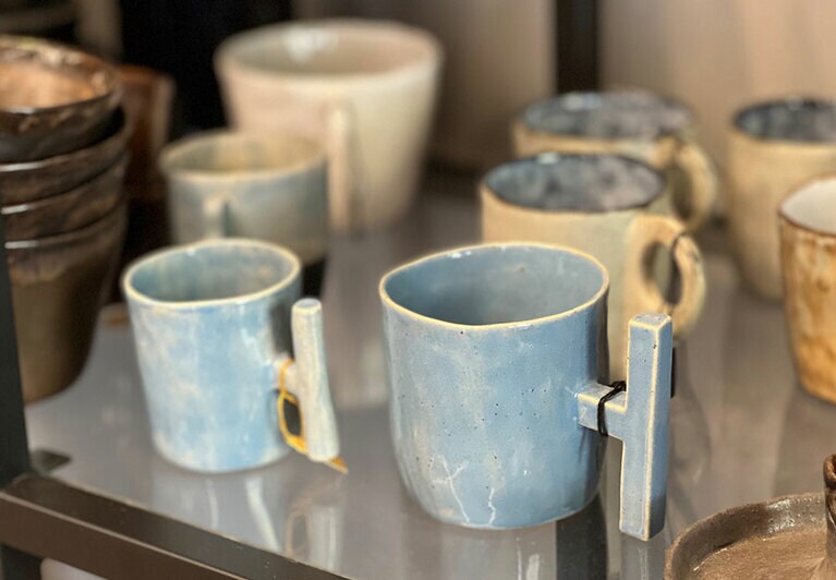 食器類もサステイナブルな服にマッチする素朴なデザイン。