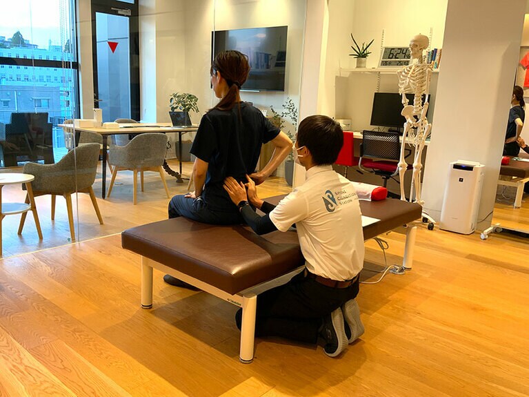 痛む場所をチェック中。