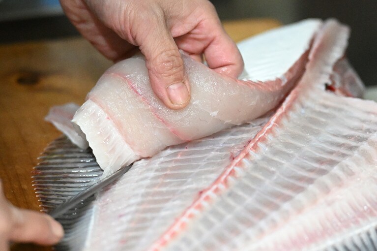 刃先をスムースに走らせ、身を上手に剥いでいきます。