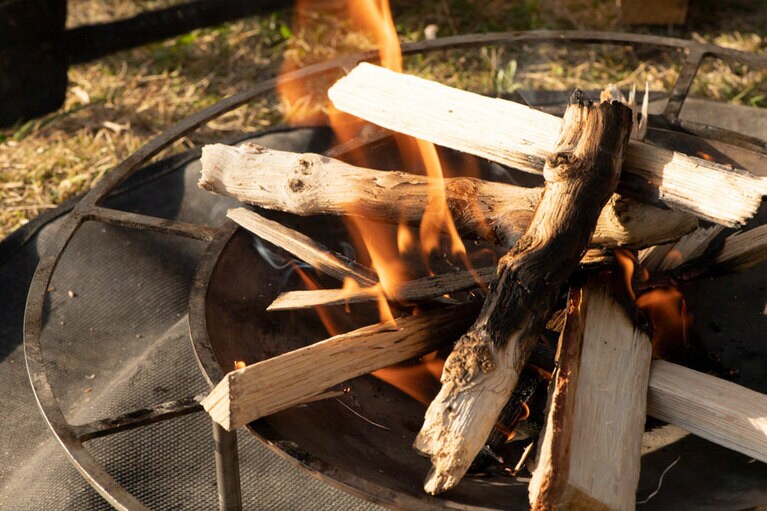 広葉樹を入れると火持ちがよくなる。