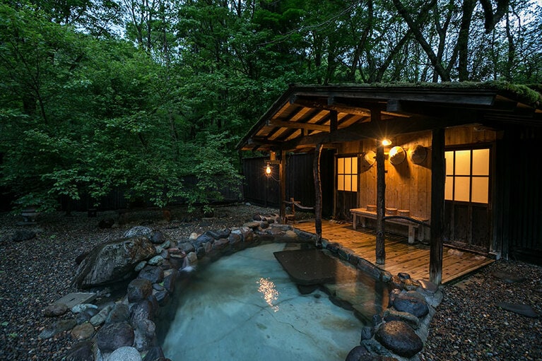 秘境感に癒やされる貸切露天風呂。