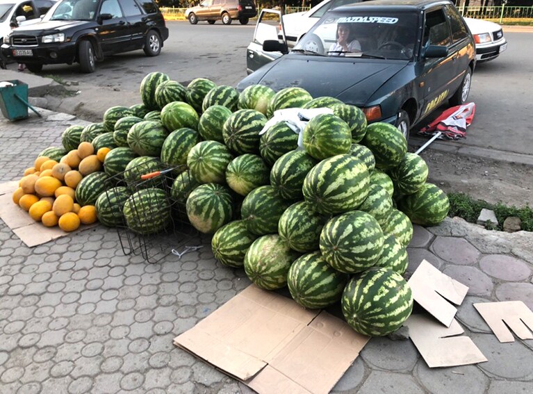 オシュバザールの一角に積まれたスイカとメロン。
