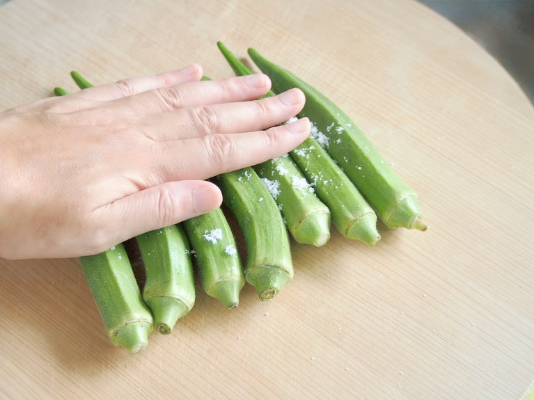 オクラは塩をふって、手でするように転がして板ずりをする。