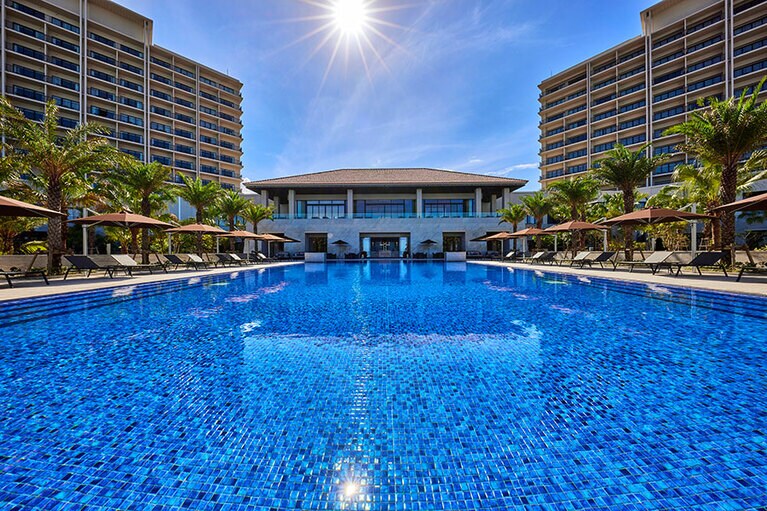 VIPプールバー「Oasis」とセンタープールは、宿泊ゲスト1名15,000円で利用できる（10時～22時）。