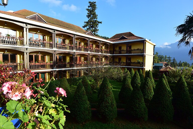 ホテル棟に囲まれるように、美しく手入れされたガーデンが広がる。