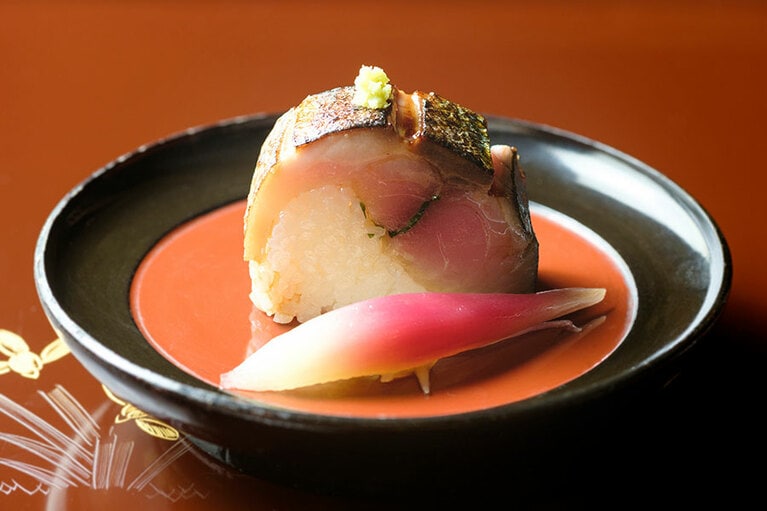 鯖の身の肉厚さに思わず感嘆が上がる、お凌ぎの寒鯖棒寿司。