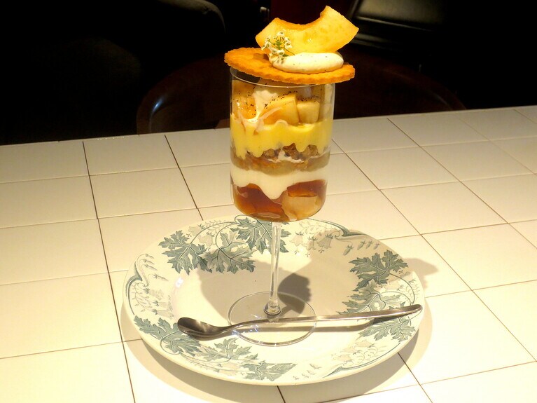 「季節のパフェ」2,000円。クッキーがアクセントに。