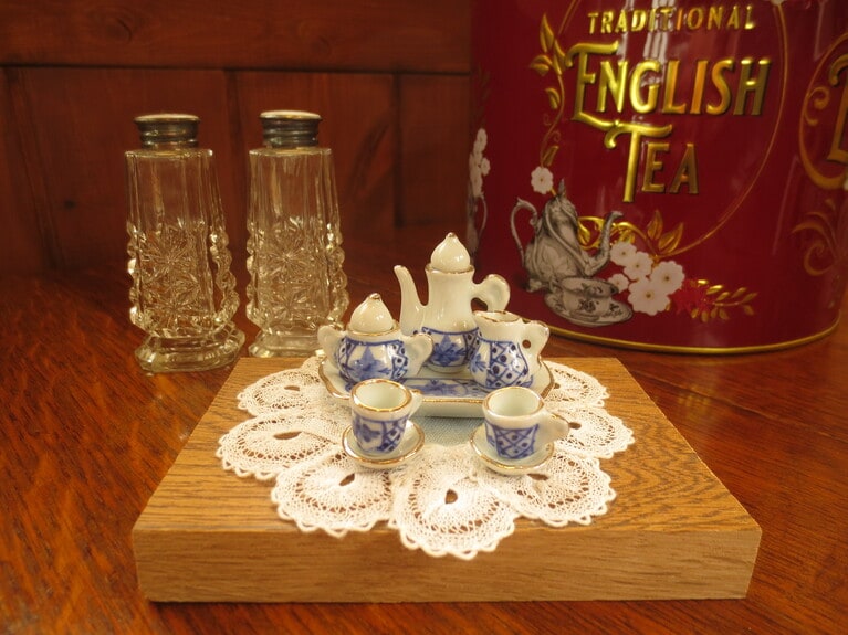 窓辺には、吉川さんがイギリスで見つけた小物などがさりげなく置かれて。