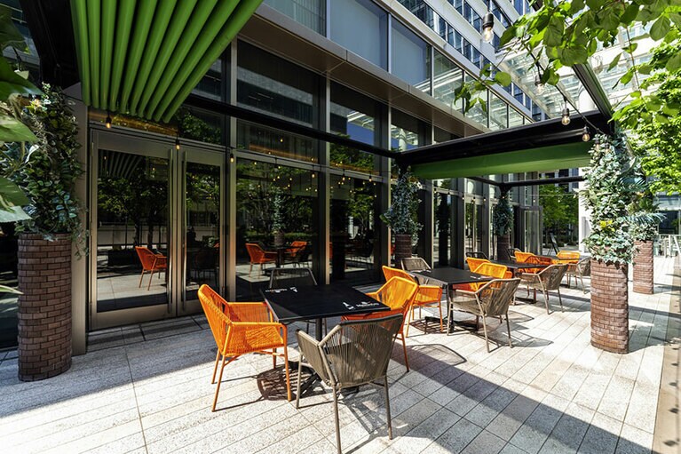 「レストランKASA」のテラス席はシェードを完備し、日中は日焼けの心配なく利用できる。またテラスは、愛犬の同伴も可能。