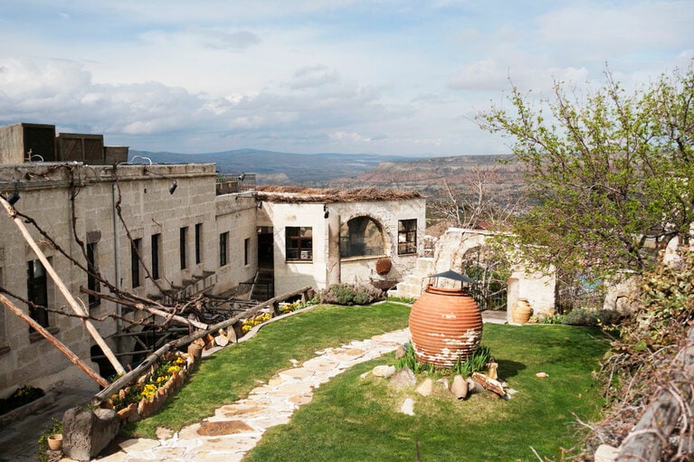 静かな村の一角のようなエントランス。