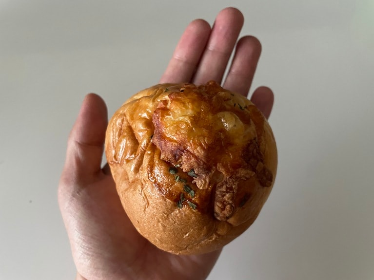 見た目はツナパンとほぼ同じ（笑）。こちらにもほんのりチーズがトッピングされていますが、具材が変わるだけでこんなにも印象が違うのかと思わず感心する味わいです。