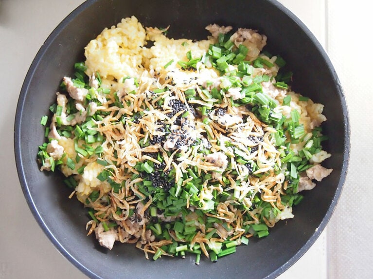 (5) 全体をよく混ぜて、(1)のニラ、(2)の具材、黒ごま、干しエビを入れます。