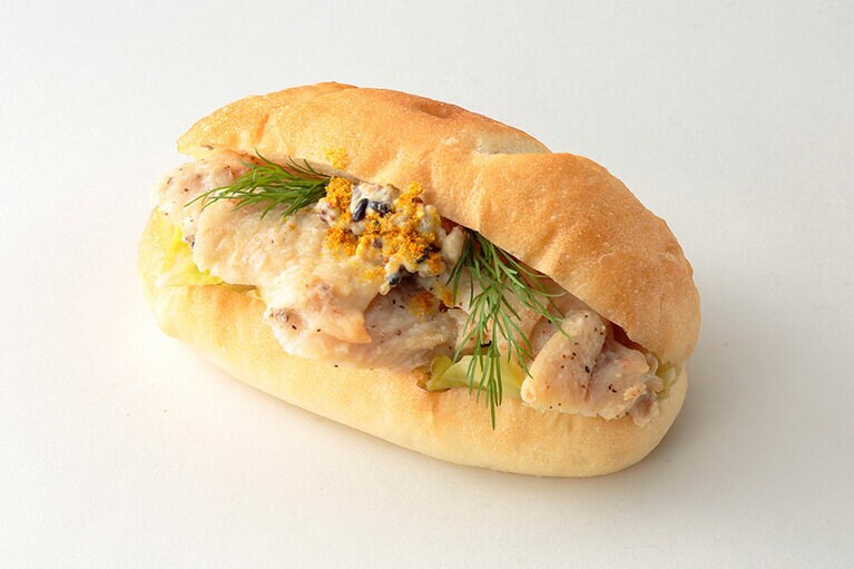 「春キャベツとチキン キヌアマスタードソース」テイクアウト 496円、イートイン 506円／BURDIGALA TOKYO。