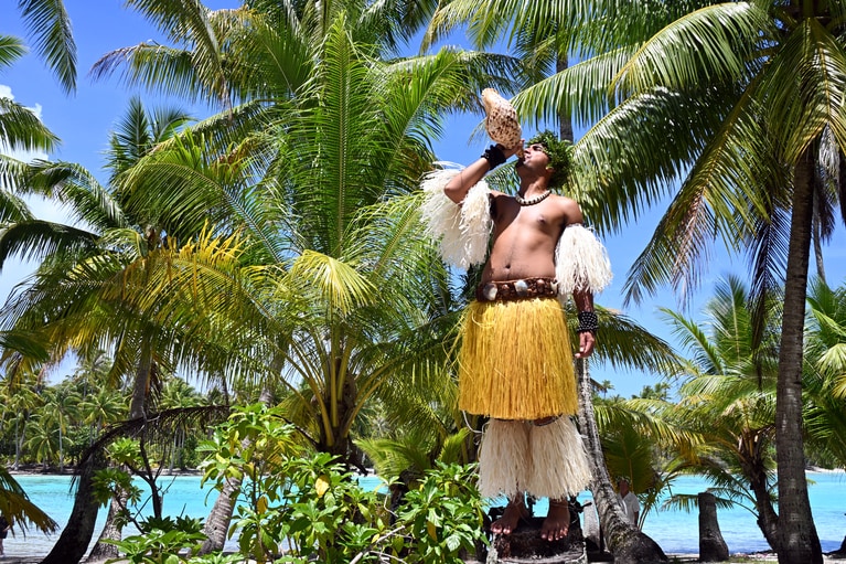タハア沖の無人島を貸し切りに！　伝統的な衣装でウェディングの演出も。