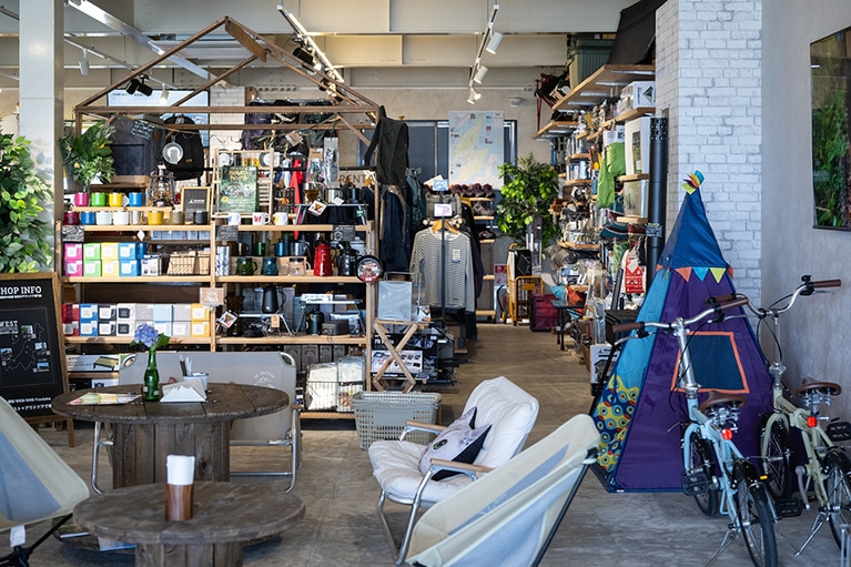 キャンプ用テントから釣具、カヤック、トレッキング用品などのレンタルや購入が可能。