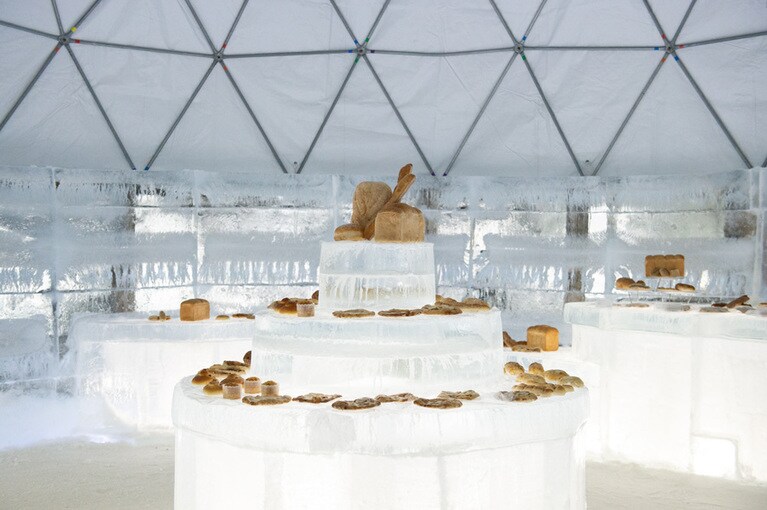 氷細工のように見えるのは、焼きたてを瞬間冷凍した手作りパン。