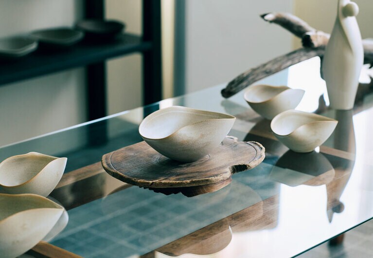 ヌリさん自ら制作したシリーズ「ABSTRACTION」W100,000～。