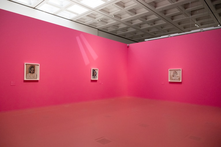 「ピカソ meets ポール・スミス 遊び心の冒険へ」 国立新美術館 2026年 展示風景。