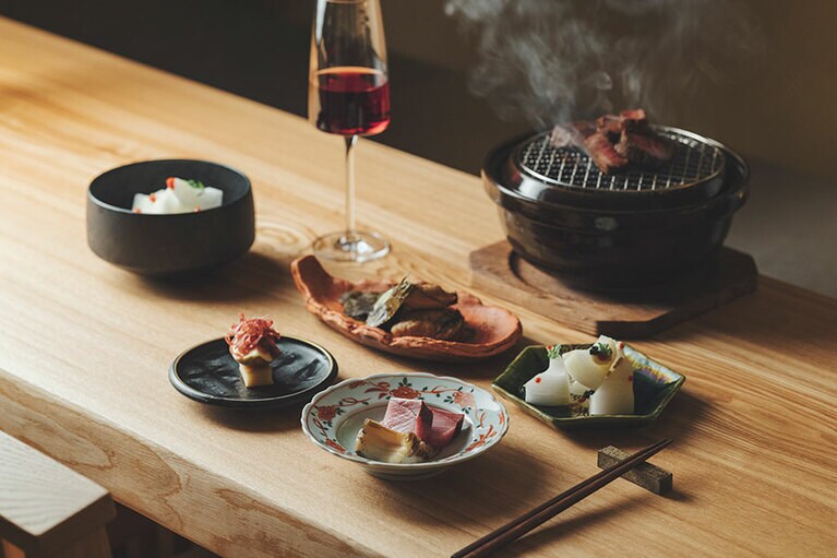 「空汐」夕食：17:00～23:00(L.O. 22:00)／素材と季節を小鉢で楽しむ小料理各種 予算7,000円～(photo：shuhei tonami)