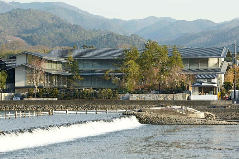 心洗われる地に立つ、嵯峨嵐山の福田美術館。