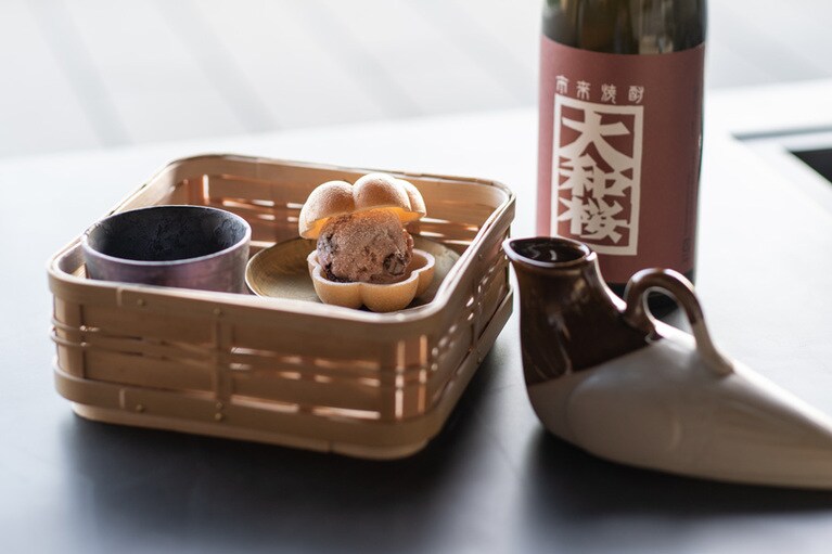 ビューテラスでも楽しめる「だれやめ(晩酌)セット」。焼酎にスイーツを合わせて。