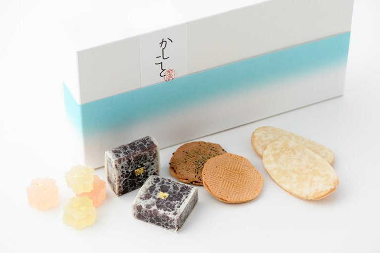 四箱組 (左から：いろこおり、金つば、茶ばなし、しばふね) 2,700円／かしこと金沢